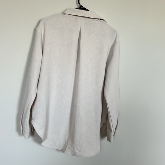 Almost Famous Loose, Reverse Pleat Back, Stone Colored sz Med Blouse - Picture 7 of 9